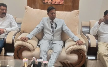 आरक्षित जागेवर निवडून आलेले लोकप्रतिनिधी दलाल - राजरत्न आंबेडकर