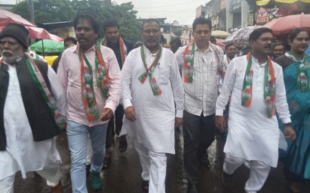 काँग्रेसने पदयात्रा काढून साजरा केला वर्धापन दिन