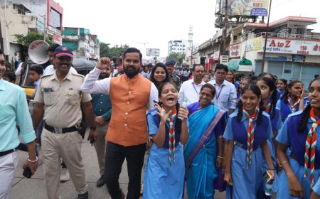 प्रभात फेरीत 5400 विद्यार्थ्यांचा सहभाग, देशभक्तीपर गीतांवर विद्यार्थ्यांचा डान्स