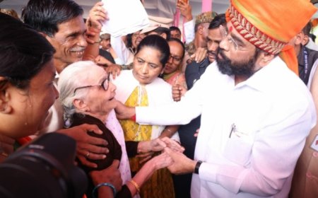 मुख्यमंत्र्यांनी दाखवला आदरभाव... वयोवृद्ध स्वातंत्र्य सेनानी यांची जागेवर जाऊन घेतली भेट