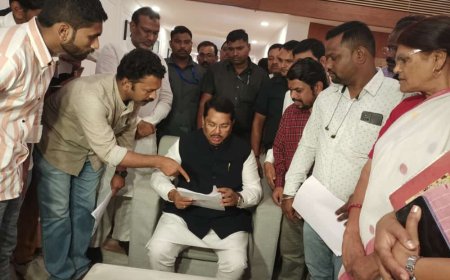 विरोधीपक्षनेते विजय वडेट्टीवार यांना रिक्षाचालक,कंत्राटी कामगार, पथ विक्रेते, विद्यार्थ्यांचे निवेदन