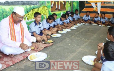 मंत्री अब्दुल सत्तार यांनी घेतला शाळेतील खिचडीचा अस्वाद