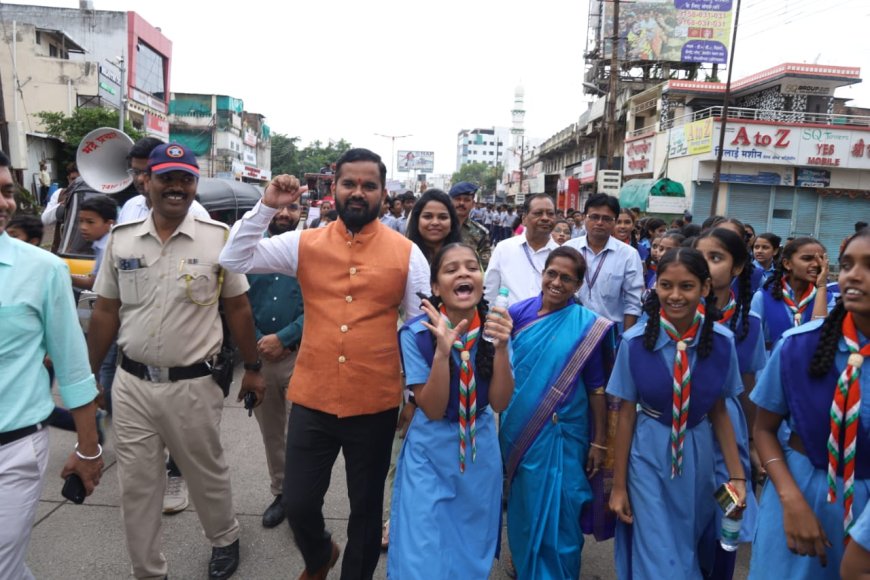 प्रभात फेरीत 5400 विद्यार्थ्यांचा सहभाग, देशभक्तीपर गीतांवर विद्यार्थ्यांचा डान्स