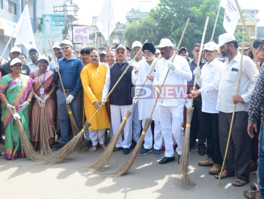 स्वच्छता ही सेवा जनमानसात श्रमदान करून सहभाग, नेत्यांनी स्वच्छ रस्त्यावर चालवला झाडू