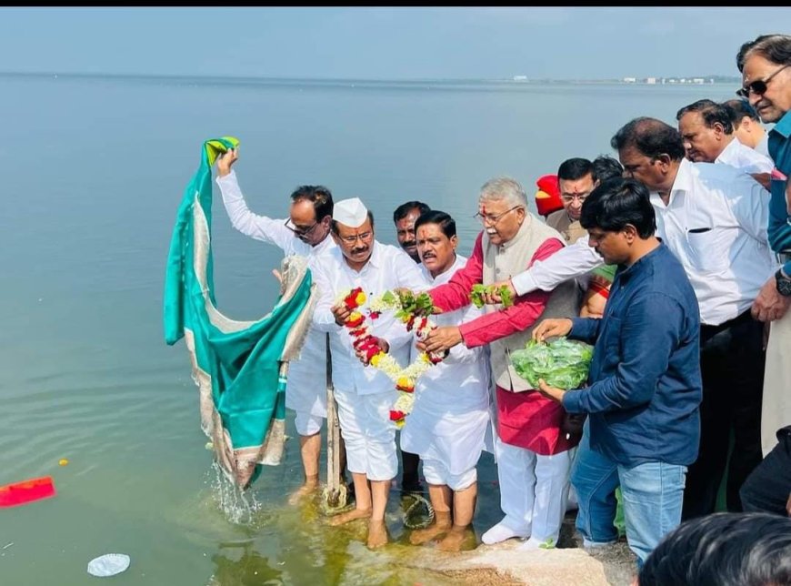 महाविकास आघाडीच्या वतीने जायकवाडीत जलपूजन