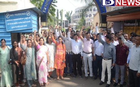 ग्रेड पे च्या मागणीसाठी तहसीलदार, नायब तहसीलदार यांनी केले धरणे आंदोलन