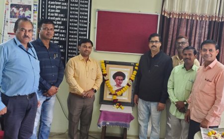 संचालक माहिती कार्यालयात आचार्य बाळशास्त्री जांभेकर यांना अभिवादन