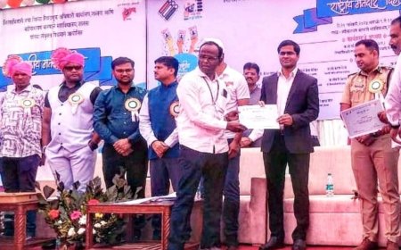 राष्ट्रीय मतदार दिनानिमित्त केंद्र प्रमुख श्रीमंत गंगावणे यांचा उत्कृष्ट कार्याबद्दल जिल्हाधिका-यांनी केले सन्मानित