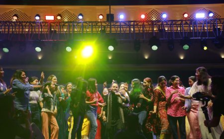 विश्वविख्यात पद्मश्री कैलास खेर यांच्या गायनाने प्रेक्षक भारावून गेले, महोत्सवात गर्दीचा उच्चांक