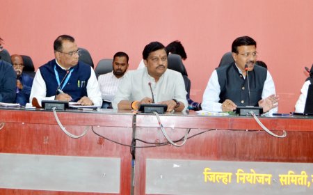 आयुष्यमान व महात्मा फुले जन आरोग्य योजनेचा लाभ  सर्वसामान्यांपर्यंत पोहोचवण्यासाठी सर्व यंत्रणांनी सहकार्य करावे - डॉ. ओमप्रकाश शेटे