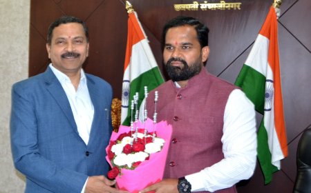 जिल्हाधिकारी दिलीप स्वामी यांनी पदभार स्वीकारला, म्हणाले प्रशासन गतिमान व पारदर्शक, संवेदनशील करण्यास प्राधान्य