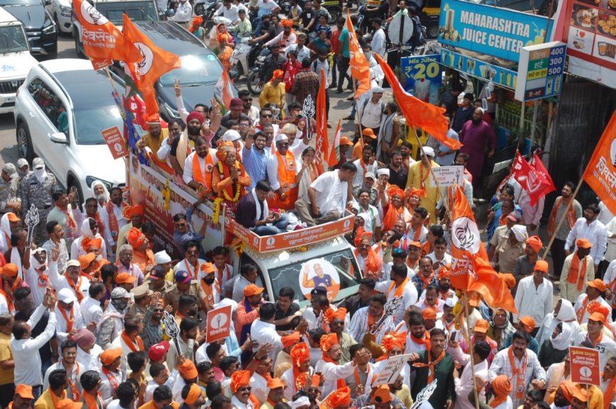 चंद्रकांत खैरे यांचे शक्ती प्रदर्शन, पहिल्यांदाच मिरवणुकीत विविध पक्षांचे झेंडे, आदीत्य ठाकरेंचा रोड शो