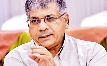 ऐतिहासिक आमखास मैदानावर एड प्रकाश आंबेडकर यांची जाहीर सभा