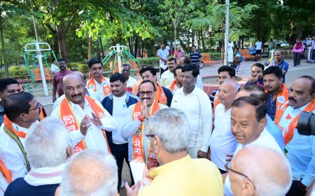 प्रभात प्रचार फेरीत मंत्री अतुल सावे यांनी घेतली नागरीकांची भेट