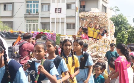 शाळेच्या पहिल्याच दिवशी विद्यार्थ्यांचे अभूतपूर्व स्वागत...! ढोल ताशांच्या गजरात विद्यार्थ्यांचा प्रवेश