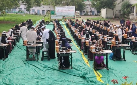 सफा बैतूल मालने शंभर महीलांना शिलाई मशीन वाटप करुन रोजगार मिळवून दिला