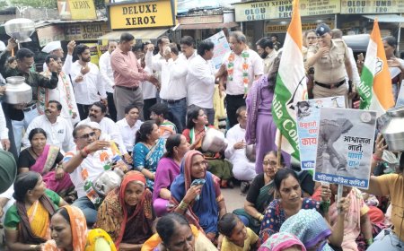 पाण्यासाठी महीला काँग्रेस रस्त्यावर, मनपावर धडकला हंडा मोर्चा...!