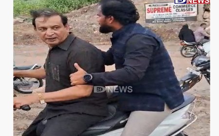 जेव्हा मनपा प्रशासक स्कुटरवर फिरुन एक्शनमध्ये येतात...!