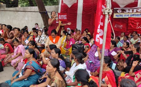 अंगणवाडी कर्मचाऱ्यांनी केले जिल्हाधिकारी कार्यालयासमोर धरणे आंदोलन, लाडकी बहीण योजनेचे कामाला विरोध