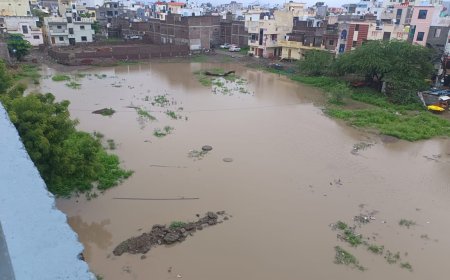 स्मार्ट सिटी बस डेपोच्या कामामुळे थांबला पाण्याचा प्रवाह, आसपासच्या घरात घुसले पाणी