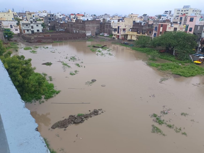 स्मार्ट सिटी बस डेपोच्या कामामुळे थांबला पाण्याचा प्रवाह, आसपासच्या घरात घुसले पाणी