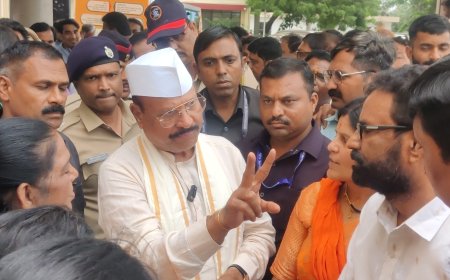 पालकमंत्र्यांना राखी बांधून ब्राह्मण समाजाच्या वतीने दिले निवेदन