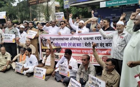 रिक्षाचालक आले अडचणीत, जिल्हाधिकारी कार्यालयासमोर केली जोरदार निदर्शने...!