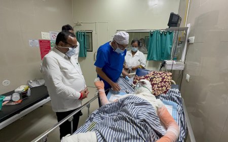 जालना, कंपनी विस्फोटातील रुग्ण शहरातील रुग्णालयात, मंत्री अतुल सावे यांनी घेतली भेट