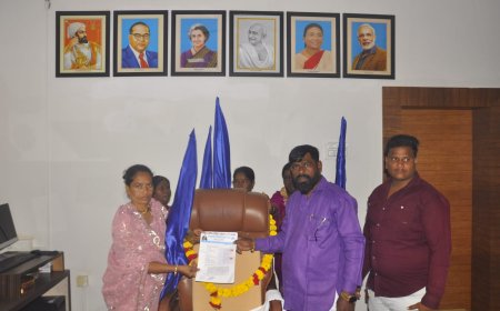 सार्वजनिक बांधकाम विभागात खाली खुर्चीला दिले निवेदन