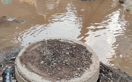 ठेकेदाराने घासमंडी रस्ता अर्धवट सोडल्याने नागरीकांना त्रास, पाणी साचल्याने पडत आहे लोक