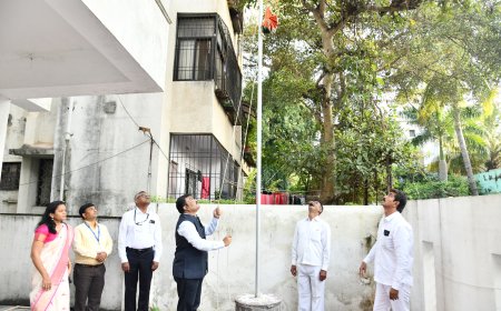 जिल्हाधिकारी कार्यालयात ध्वजारोहण