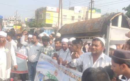 नारेगावात कब्रस्तानासाठी काढला जनाजा मोर्चा, पोलिसांनी रोखला मोर्चा