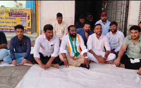 एम.के.देशमुख यांच्या उमेदवारीला कार्यकर्त्यांचा विरोध, उमेदवार बदलण्यासाठी दिला ठिय्या...!