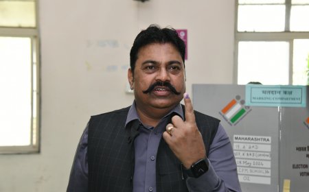 विभागीय आयुक्त दिलीप गावडे यांनी केले टपाली मतपत्रिकेद्वारे मतदान, सर्वांना मतदान करण्याचे केले आवाहन