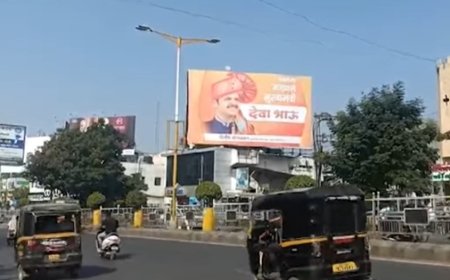 शहरात झळकले बॅनर, जनतेच्या मनातील मुख्यमंत्री देवाभाऊ...!