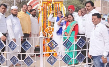 काँग्रेसच्या वतीने भारतरत्न डॉ.बाबासाहेब आंबेडकर यांना अभिवादन