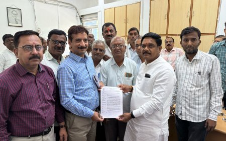 साखर कारखान्यांच्या कर्मचाऱ्यांच्या समस्या सोडविण्यासाठी खा.डाॅ.कल्याण काळे यांनी घेतली बैठक