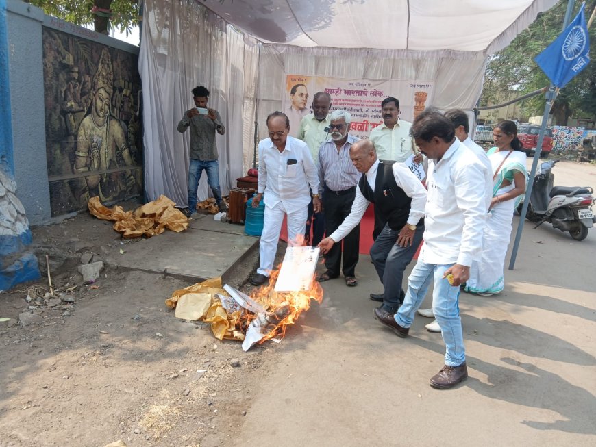 ईव्हिएम विरोधात आंदोलकांनी ईव्हिएम प्रतिकृतीचे दहन करत आंदोलन अक्रामक करण्याचा इशारा