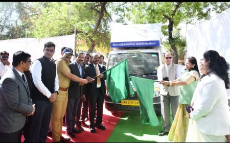 जिल्हा माहिती कार्यालयाचा चित्ररथ न्या.रविंद्र घुगे यांच्या हस्ते हिरवी झेंडी दाखवून रवाना