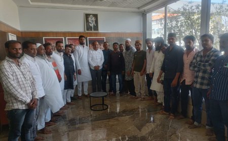 आझाद चौक आगीच्या घटनेत नुकसानग्रस्त दुकानदारांना राष्ट्रवादीचा मदतीचा हात...!