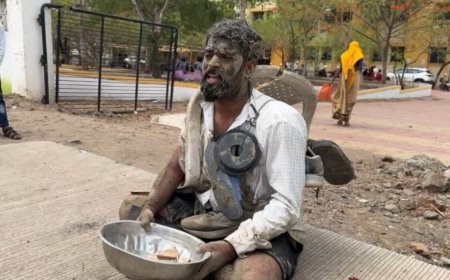 सरपंच मंगेश साबळे यांनी भिकारी बनून केले पुन्हा अनोखे आंदोलन...