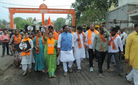 शहराच्या पाणी प्रश्नासाठी उबाठाने काढली पदयात्रा....