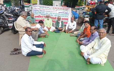 सामाजिक सलोख्यासाठी गांधी पुतळ्यासमोर केले मौन सत्यागृह...