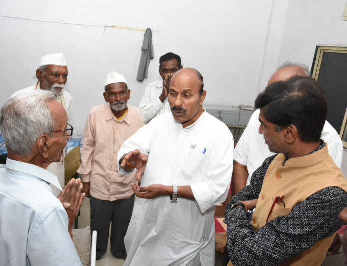 केंद्रीय मंत्री डाॅ.वीरेंद्र कुमार यांनी साधला जीवन विकास प्रतिष्ठान मधील जेष्ठ नागरीकांशी संवाद...