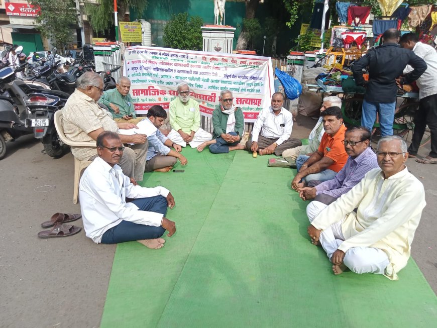 सामाजिक सलोख्यासाठी गांधी पुतळ्यासमोर केले मौन सत्यागृह...