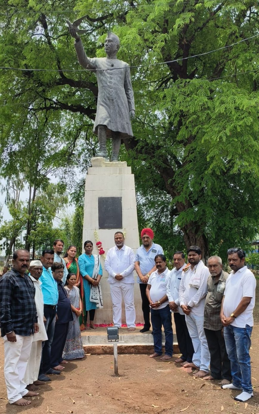 माजी पंतप्रधान पंडित जवाहरलाल नेहरु यांना काँग्रेसचे अभिवादन