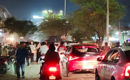 कटकट गेट ते पोलिस मेस रस्त्यावर अघोषित पार्किंग, फंक्शन हाॅलने अडवला रस्ता