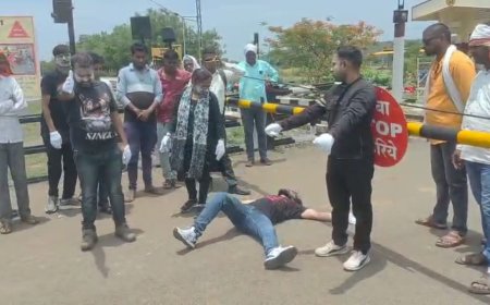 रेल्वे क्राॅसिंगवर अपघात टाळण्यासाठी नुक्कड नाटकाचे आयोजन करुन जनजागृती