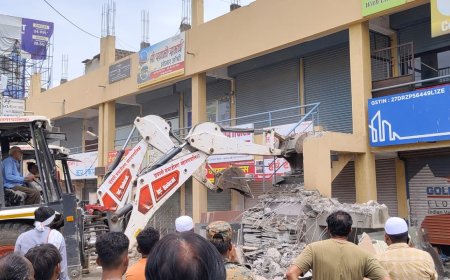 मनपाच्या अतिक्रमण विभागाने 20 फुट बाय 20 महाकाय होर्डिंग पाडले, 3.5 टन लोखंड जप्त