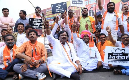 राज्यातील शेतक-यांच्या संपूर्ण कर्जमाफीसाठी शिवसेनेने केले चक्का जाम आंदोलन...